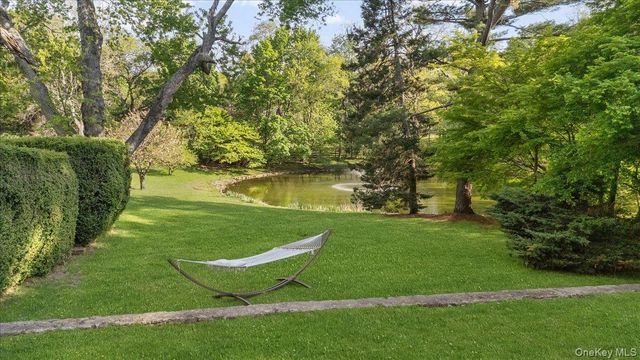 4 Roads End, Brookville, NY 11545