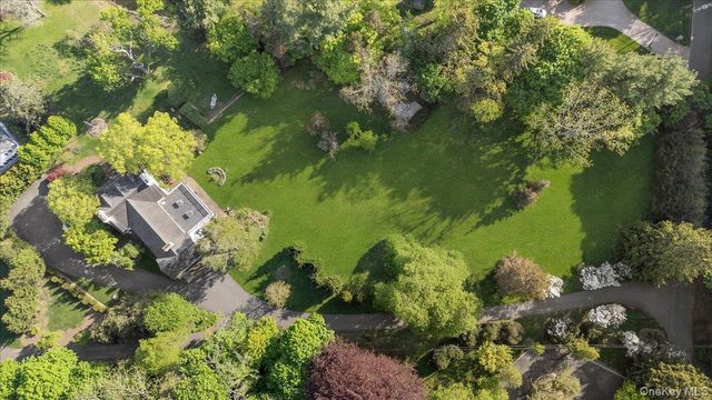 4 Roads End, Brookville, NY 11545