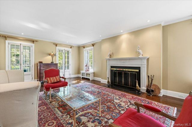 4 Roads End, Brookville, NY 11545