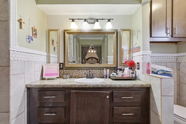 433 Overcrest Drive, Benbrook, TX 76126