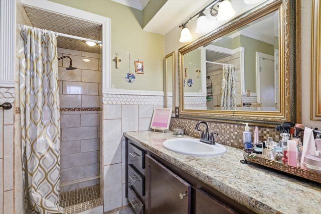 433 Overcrest Drive, Benbrook, TX 76126