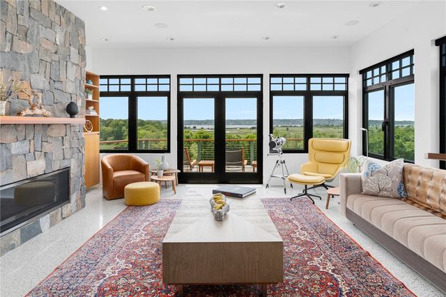 82 Nonquit Lane, Tiverton, RI 02878