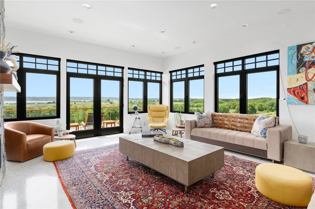 82 Nonquit Lane, Tiverton, RI 02878