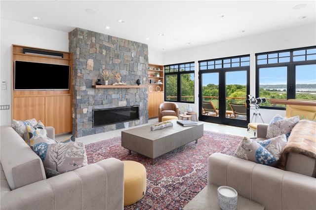 82 Nonquit Lane, Tiverton, RI 02878