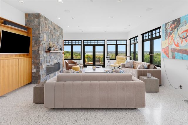 82 Nonquit Lane, Tiverton, RI 02878