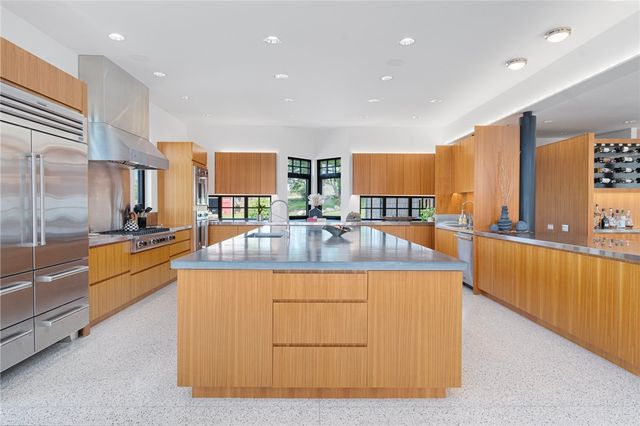 82 Nonquit Lane, Tiverton, RI 02878