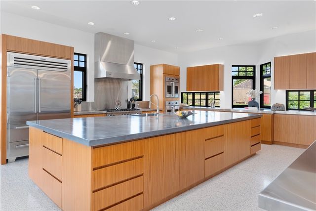 82 Nonquit Lane, Tiverton, RI 02878