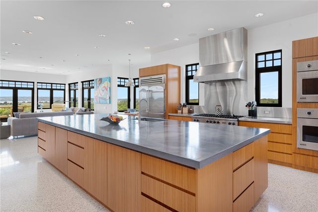 82 Nonquit Lane, Tiverton, RI 02878