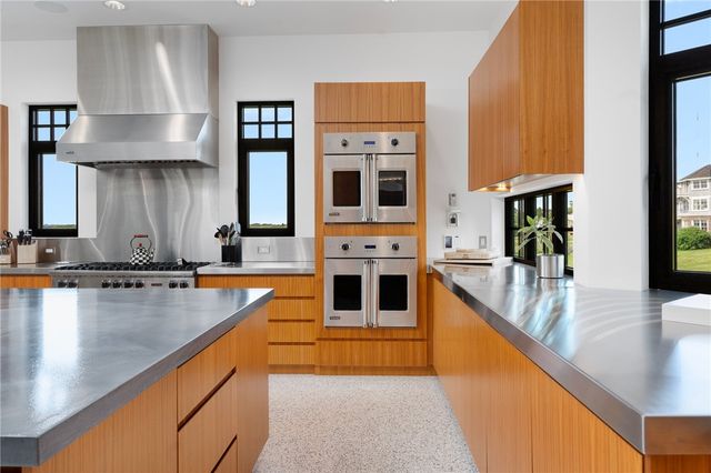 82 Nonquit Lane, Tiverton, RI 02878