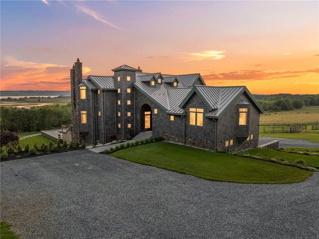 82 Nonquit Lane, Tiverton, RI 02878