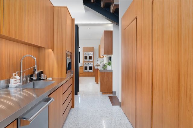 82 Nonquit Lane, Tiverton, RI 02878