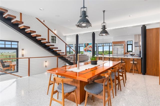 82 Nonquit Lane, Tiverton, RI 02878