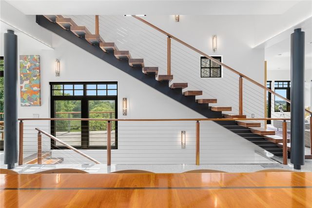 82 Nonquit Lane, Tiverton, RI 02878