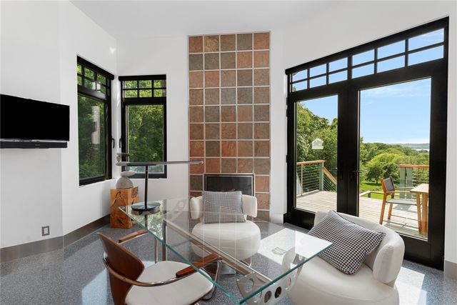 82 Nonquit Lane, Tiverton, RI 02878