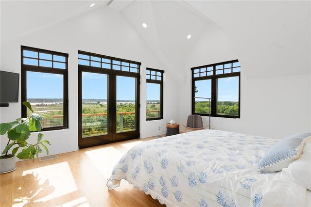 82 Nonquit Lane, Tiverton, RI 02878