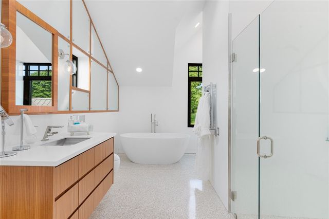 82 Nonquit Lane, Tiverton, RI 02878