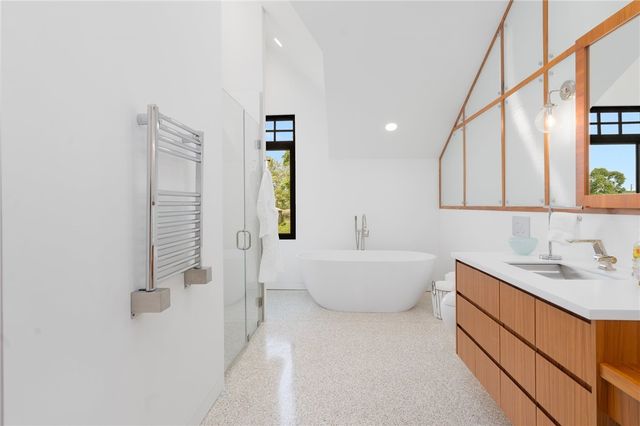 82 Nonquit Lane, Tiverton, RI 02878