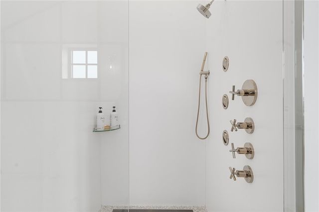 82 Nonquit Lane, Tiverton, RI 02878