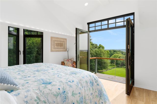 82 Nonquit Lane, Tiverton, RI 02878