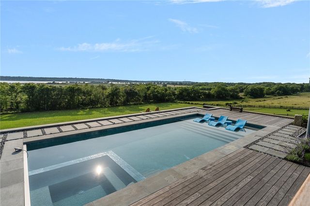 82 Nonquit Lane, Tiverton, RI 02878