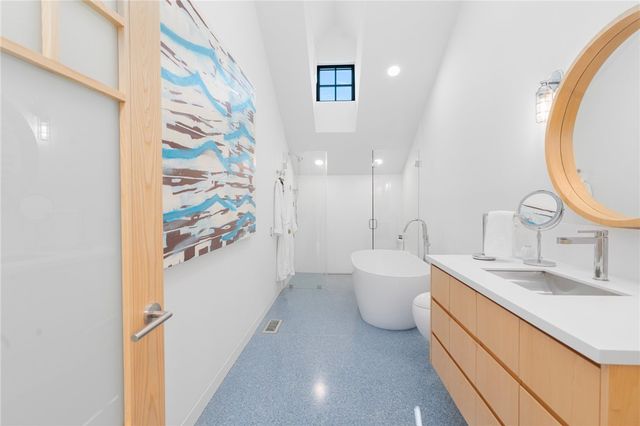 82 Nonquit Lane, Tiverton, RI 02878