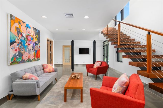 82 Nonquit Lane, Tiverton, RI 02878