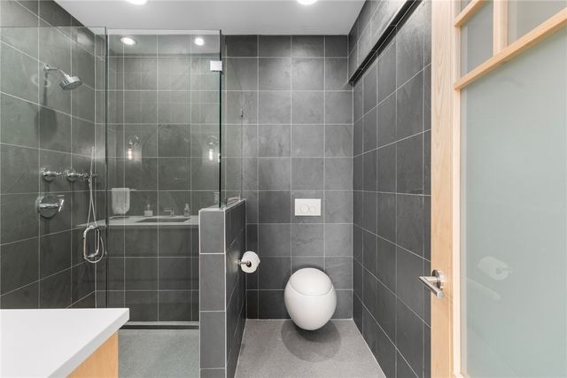 82 Nonquit Lane, Tiverton, RI 02878