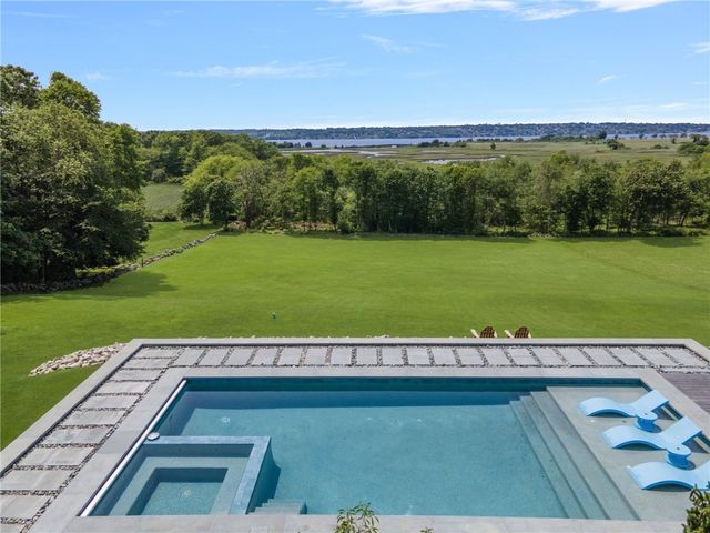 82 Nonquit Lane, Tiverton, RI 02878