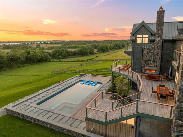 82 Nonquit Lane, Tiverton, RI 02878