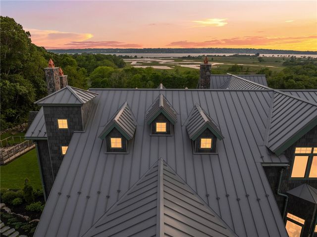 82 Nonquit Lane, Tiverton, RI 02878