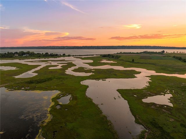 82 Nonquit Lane, Tiverton, RI 02878