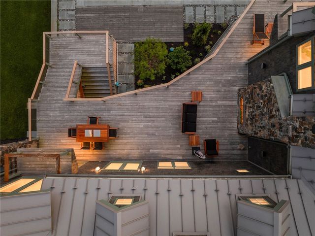 82 Nonquit Lane, Tiverton, RI 02878