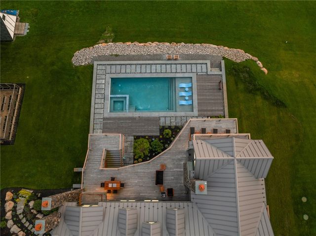 82 Nonquit Lane, Tiverton, RI 02878