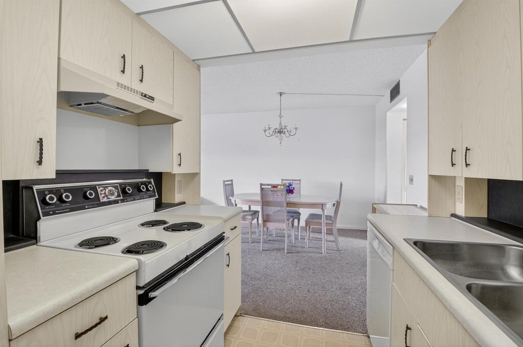 Image 20 of property listing at 4093 Wolverton E 4093, Boca Raton, FL 33434