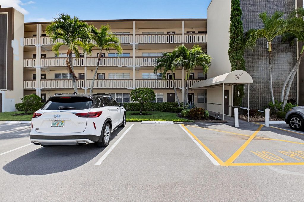 Image 6 of property listing at 4093 Wolverton E 4093, Boca Raton, FL 33434