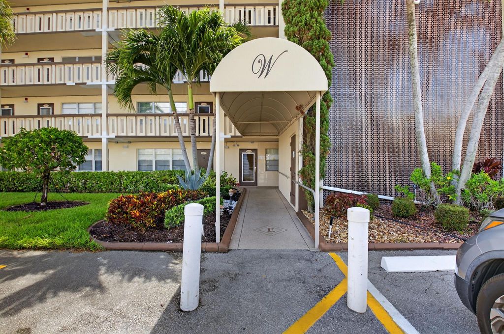 Image 7 of property listing at 4093 Wolverton E 4093, Boca Raton, FL 33434