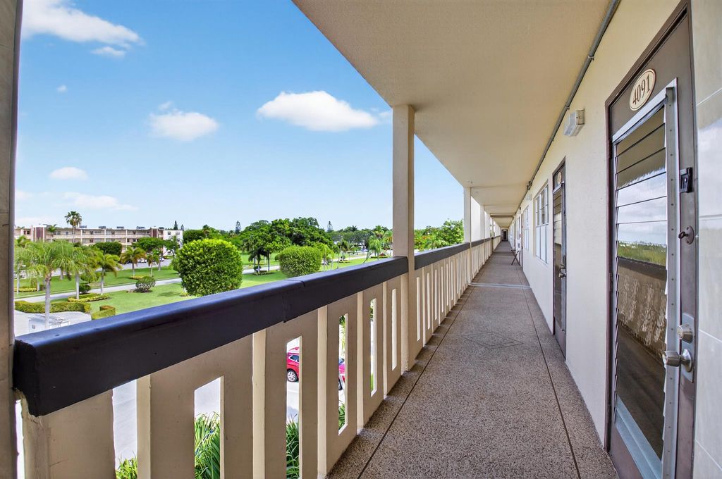 Image 8 of property listing at 4093 Wolverton E 4093, Boca Raton, FL 33434