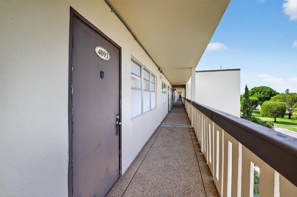 Image 9 of property listing at 4093 Wolverton E 4093, Boca Raton, FL 33434