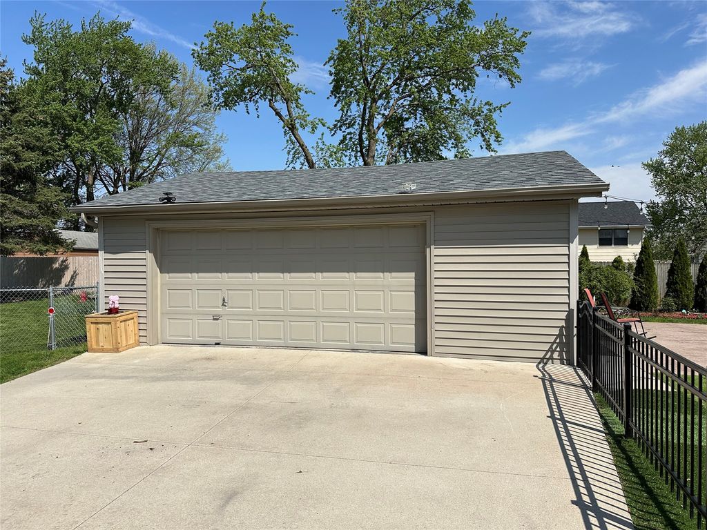 1912 Thornton Court, Des Moines, IA 50320