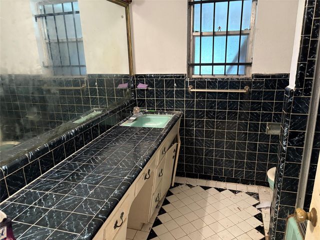 8215 Glencrest Street, Houston, TX 77061