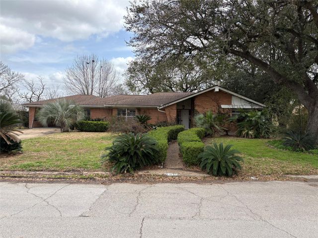 8215 Glencrest Street, Houston, TX 77061