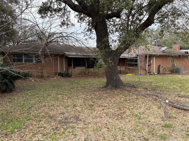 8215 Glencrest Street, Houston, TX 77061