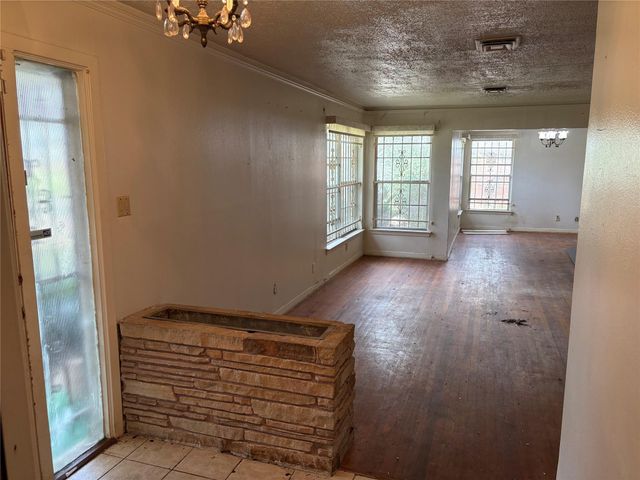 8215 Glencrest Street, Houston, TX 77061