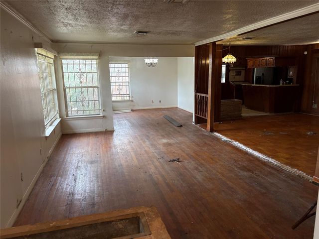 8215 Glencrest Street, Houston, TX 77061