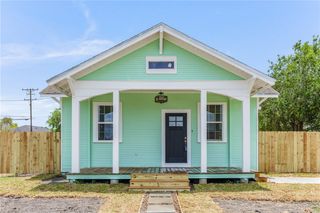 228 E Avenue G, Robstown, TX 78380