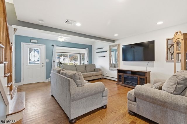 27 Schwarz Blvd, Jefferson Twp., NJ 07849