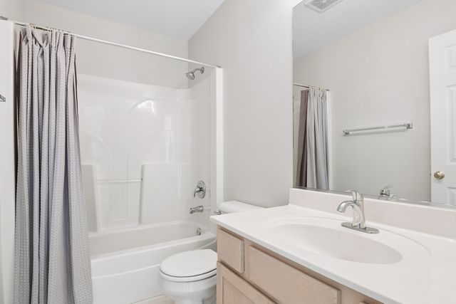 1121 E Danbury Drive, Cary, IL 60013