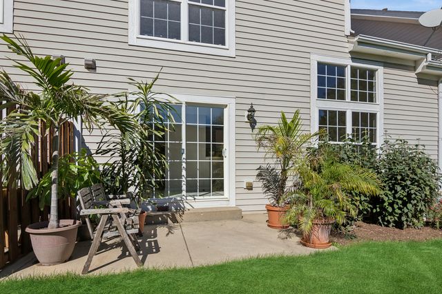 1121 E Danbury Drive, Cary, IL 60013