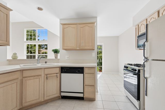 1121 E Danbury Drive, Cary, IL 60013