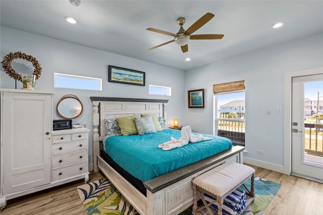 1998 Avenue G, Crystal Beach, TX 77650